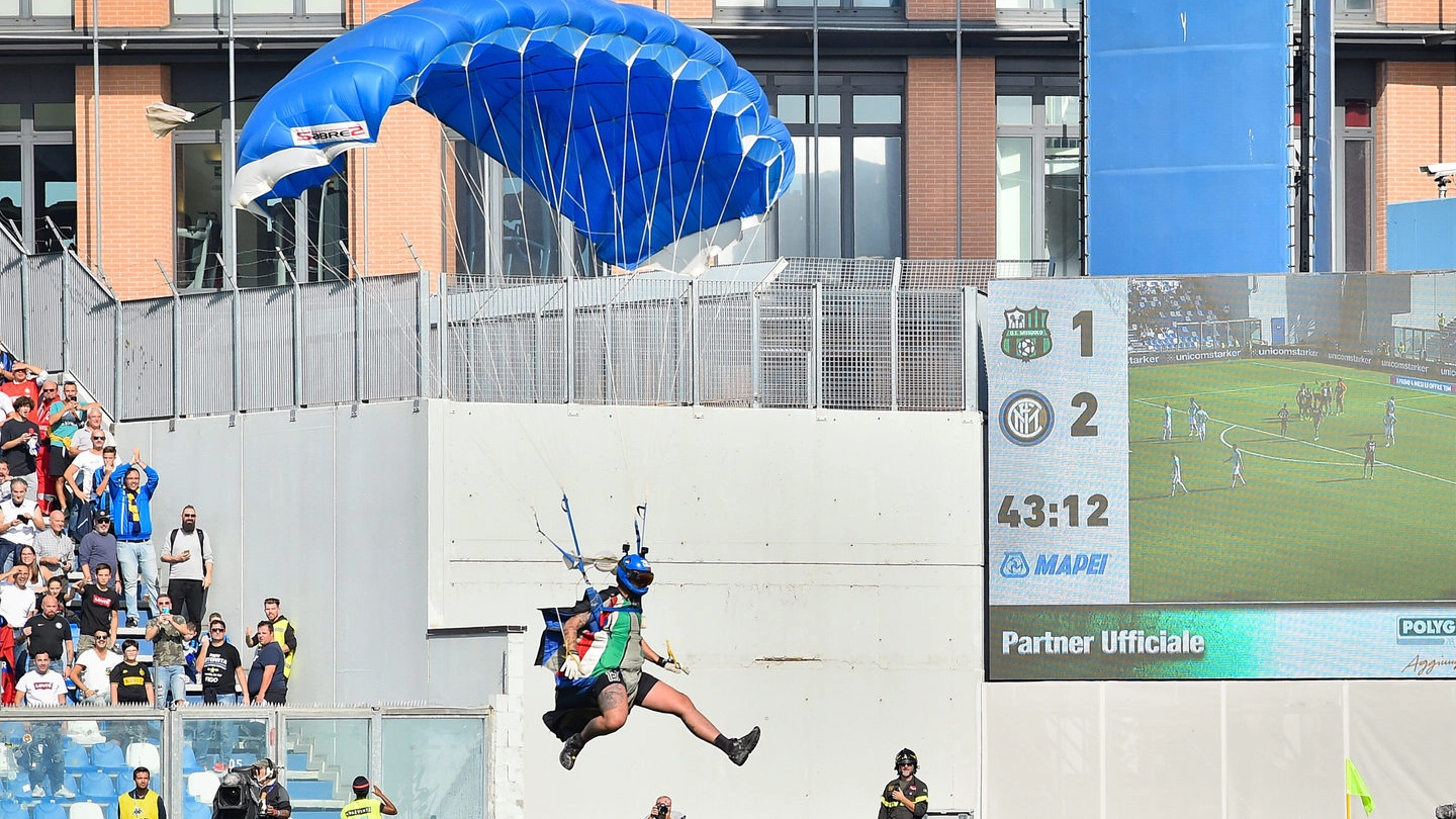 Reggio Emilia, il paracadutista atterrato allo stadio (Foto LaPresse)
