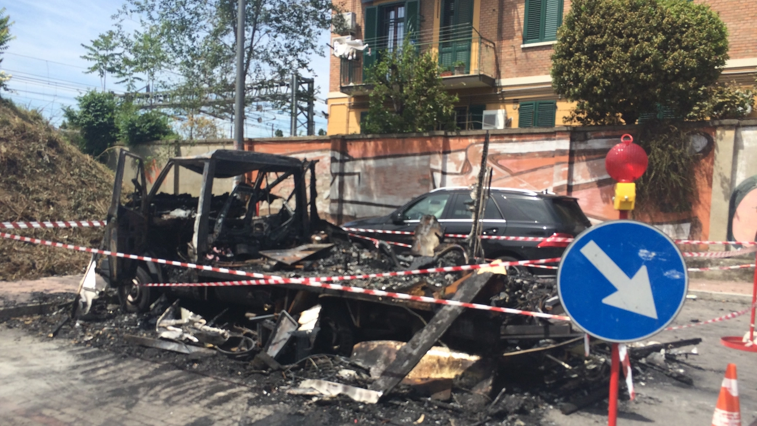 Il camper andato a fuoco in via Guelfa a Bologna