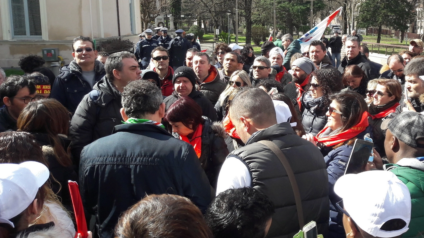 Fabriano, la protesta degli operai Tecnowind (foto Di Marco)