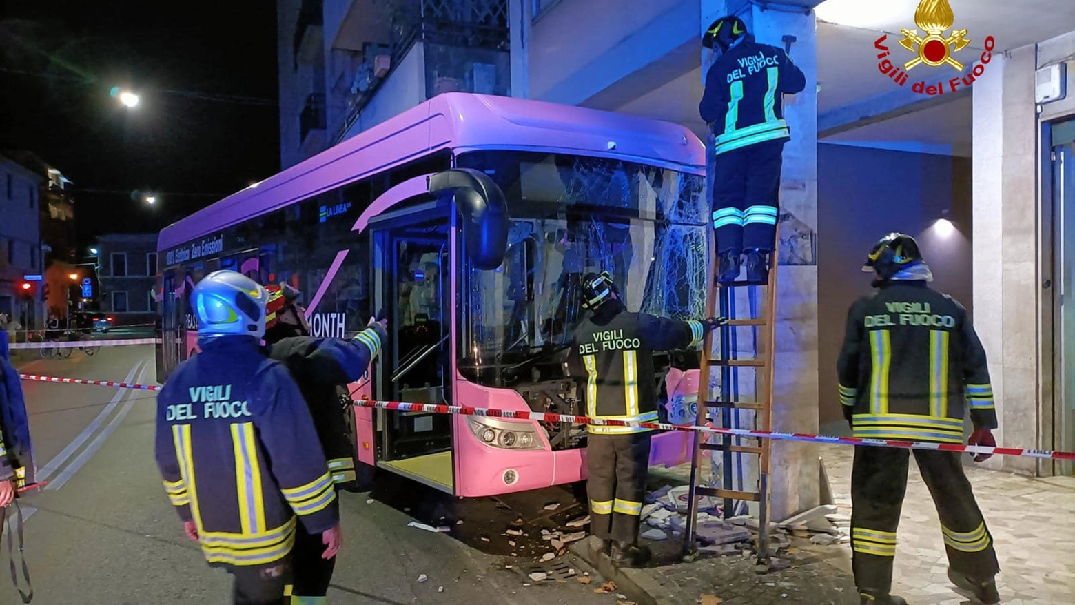 L'autobus si è schiantato contro il pilastro di un palazzo in via Carducci a Mestre