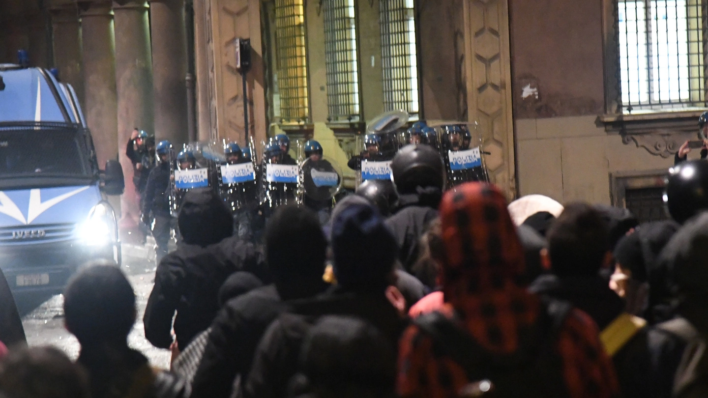 Protesta anti tornelli, tensione e scontri in piazza Verdi (foto Schicchi)