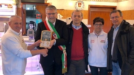 La consegna della targa 'Bottega storica' a Maurizio Emiliani e sua moglie Giuliana Bassi
