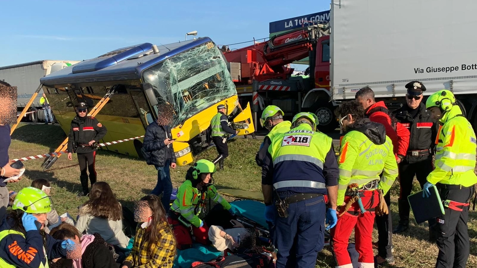 Incidente a Modena tra un bus e due tir il 16 gennaio 2019