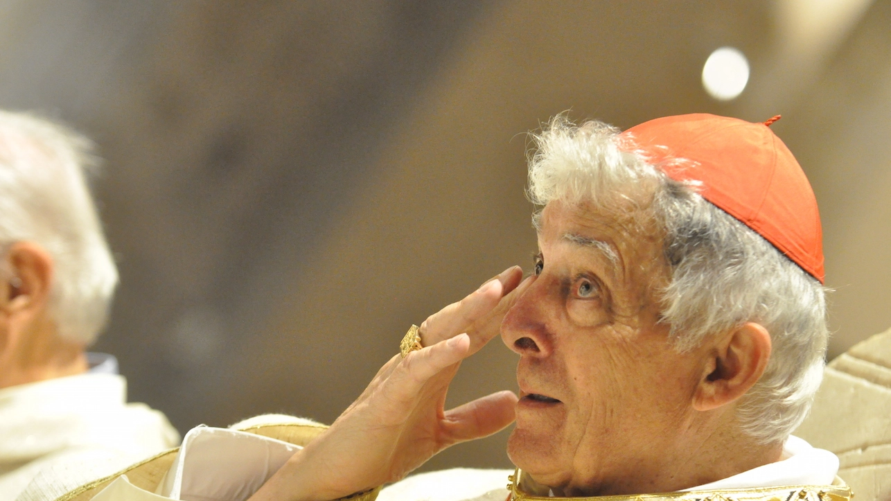 Il cardinale Menichelli in lacrime (foto Antic)
