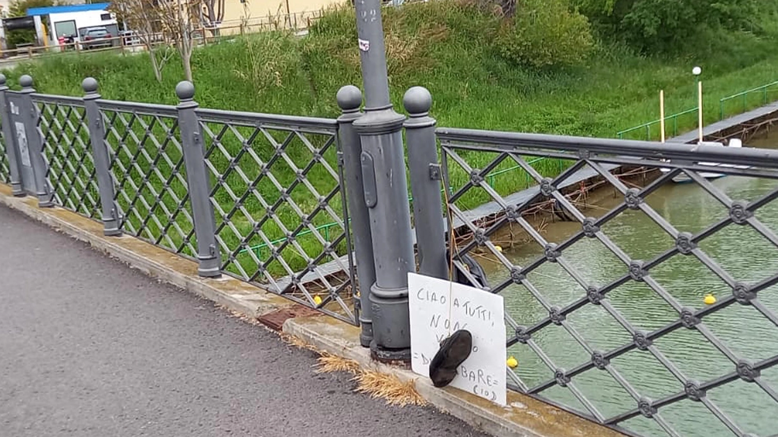 Il cartello affisso sul fiume Foglia che ha fatto scattare l'allarme. Sub al lavoro (Foto Toni)