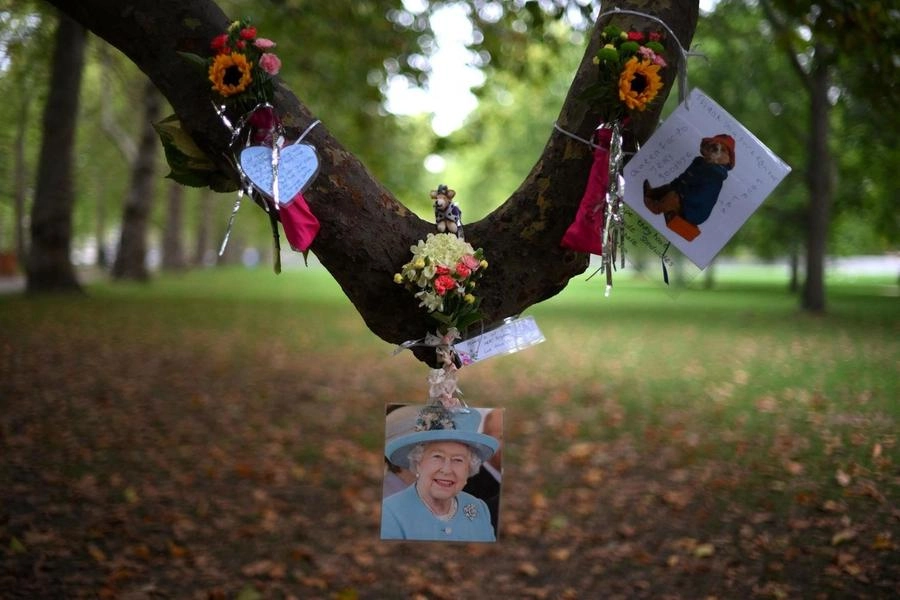 Londra, fiori e foto in ricordo della regina a Green Park (Ansa) 