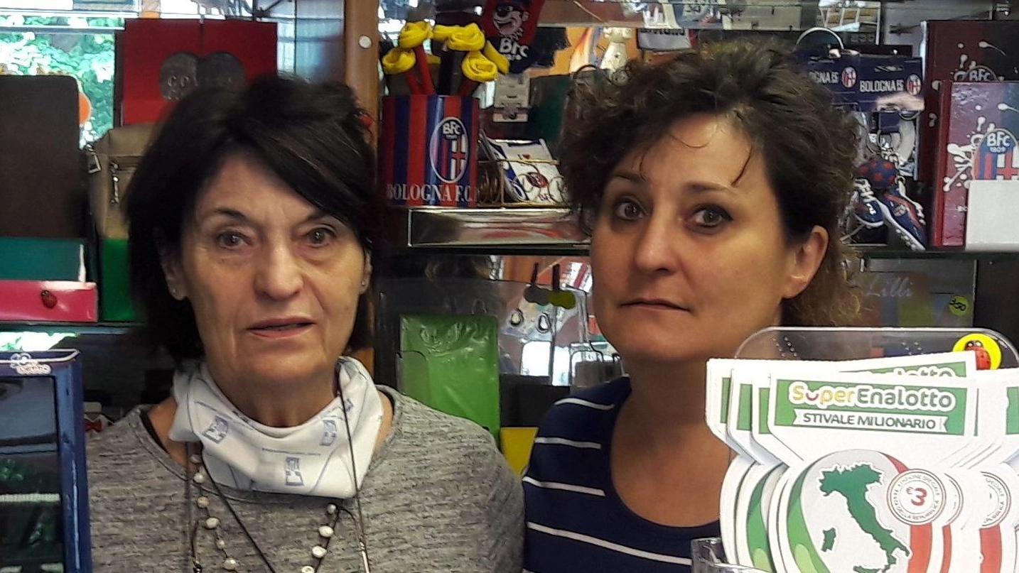 A sinistra, Maria Pia Casadio, 70 anni, con la figlia Michela Gamberini all’interno della tabaccheria (Mignardi)