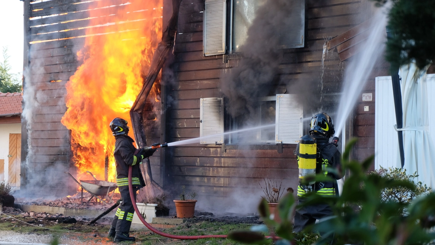 Incendio a Forlì, casa di legno distrutta dalle fiamme (Foto Frasca)