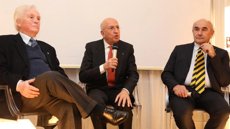 Da sinistra, Giuseppe Castagnoli, Antonio Patuelli e Beppe Boni, condirettore del Carlino
