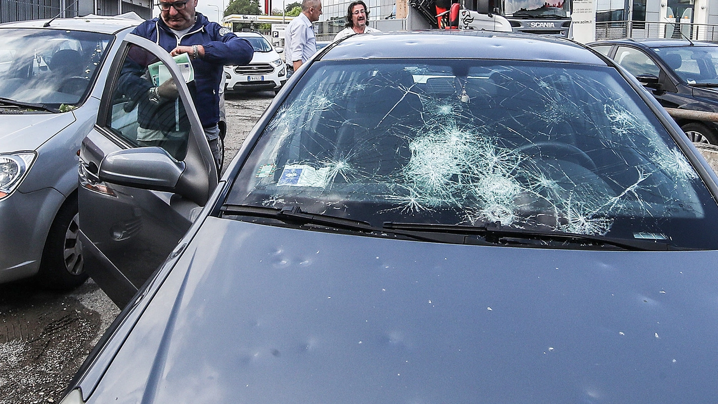 Grandine a Pesaro, una delle auto danneggiate (Fotoprint)