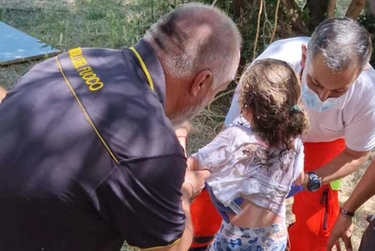La bambina nel pozzo a Macerata e il pompiere eroe: "Così l'ho salvata"