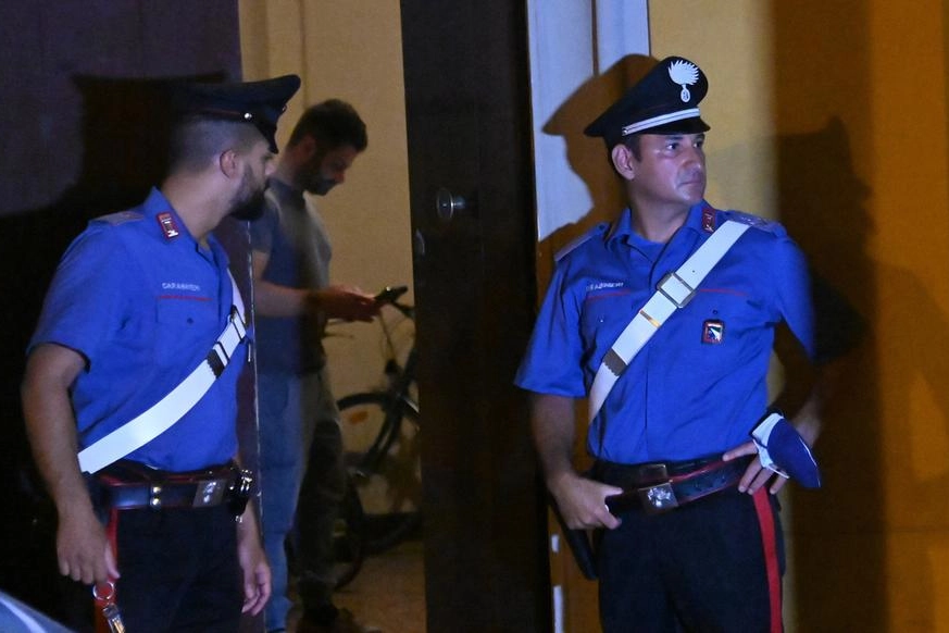 I carabinieri intervenuti, l’altra sera, nel condominio di via Santa Caterina 3