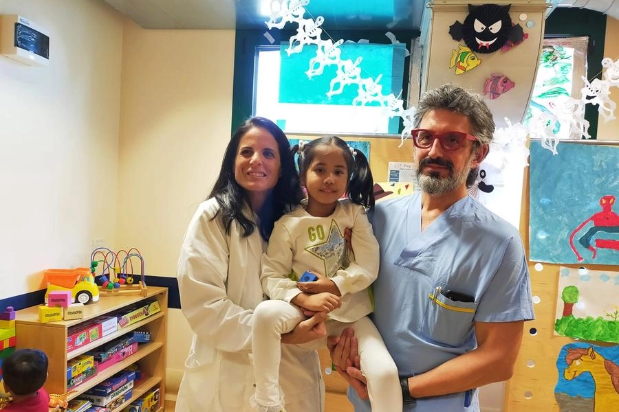 La piccola paziente con i medici Guaraldi e Mazzatenta