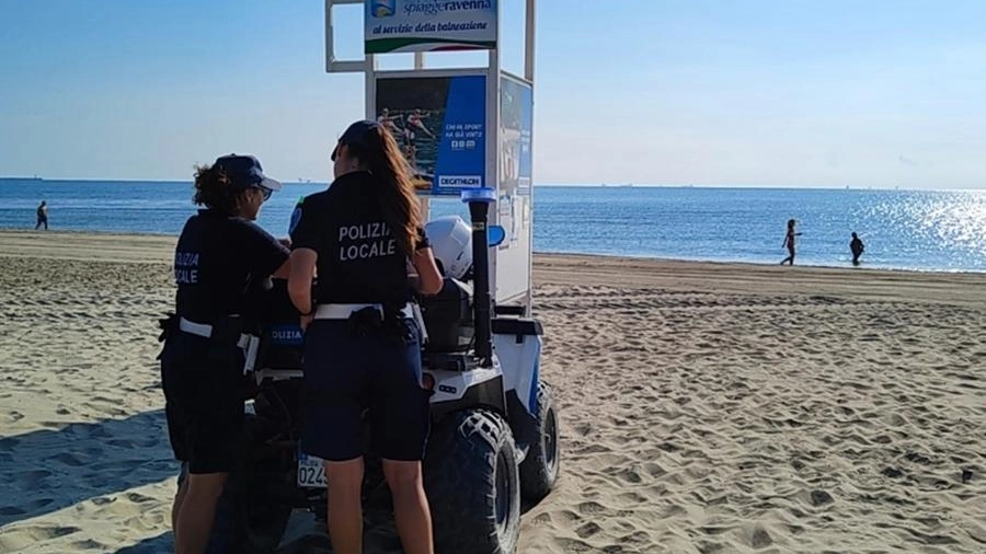 Due agenti della Polizia locale in spiaggia