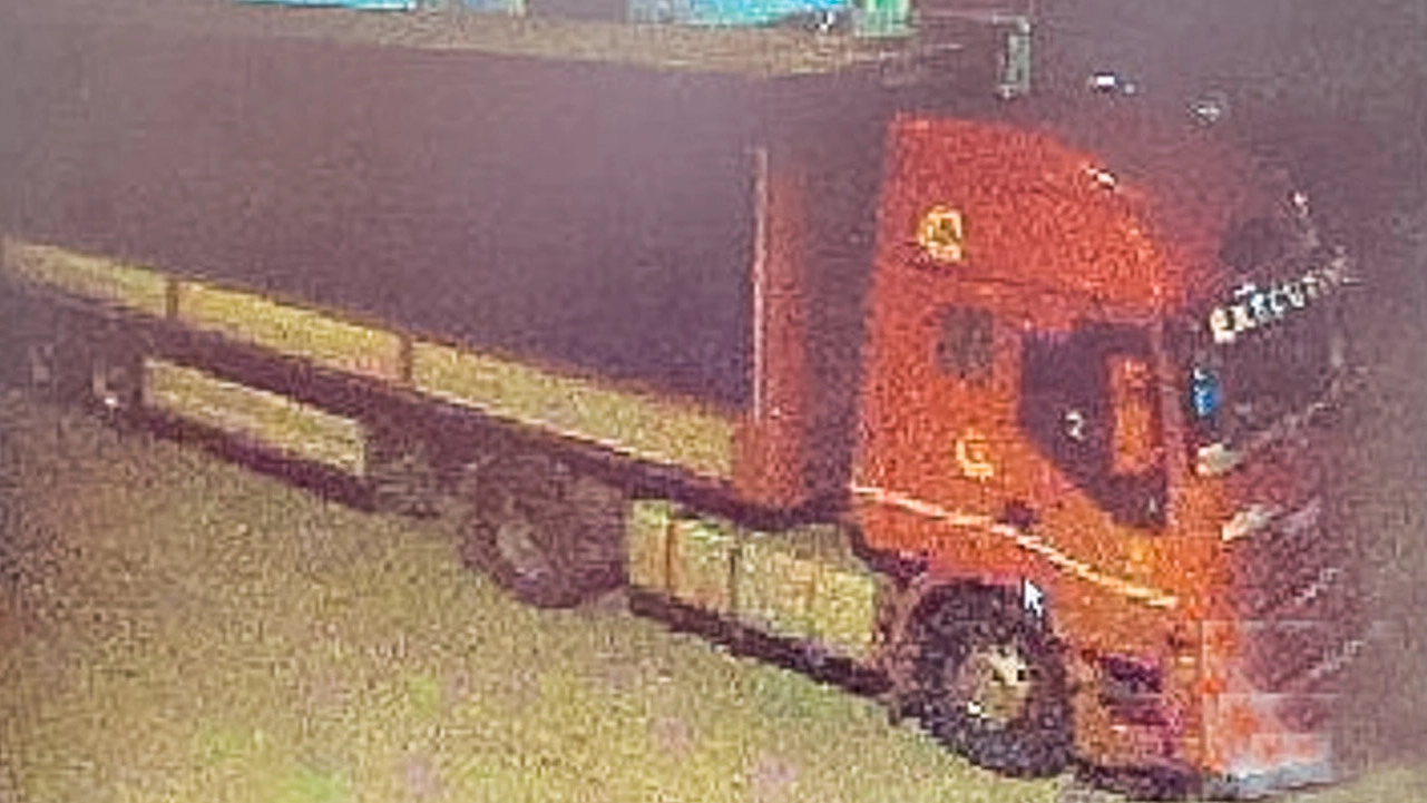 Il camion rosso usato dai ladri per caricare la refurtiva (foto Zeppilli)