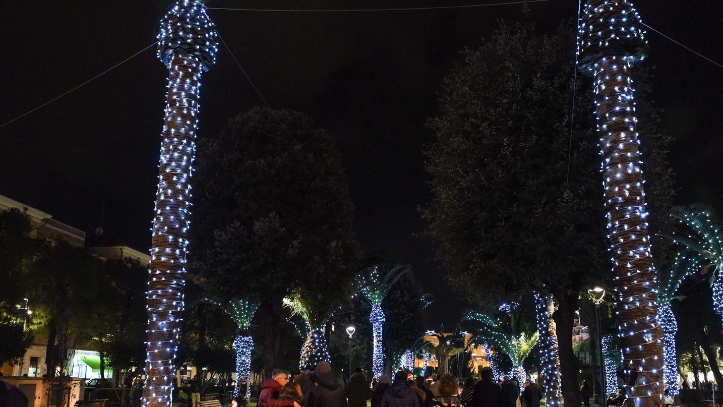 Le luminarie dei giardini di piazza XX Settembre (foto De Marco)