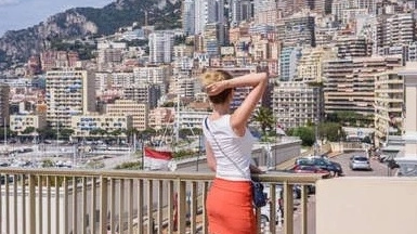 Una giovane turista a Montecarlo