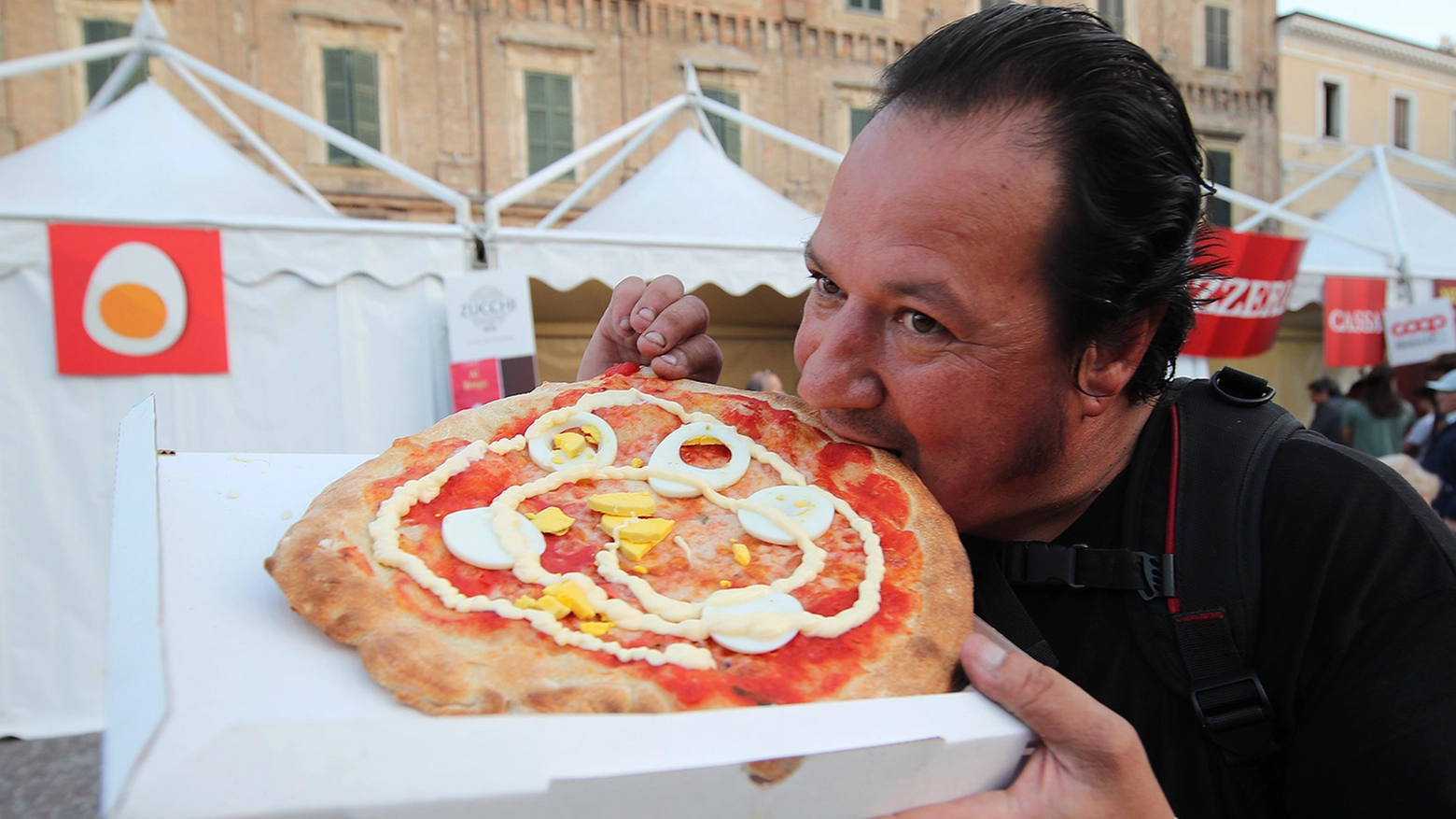 La pizza Rossini, con uova sode e maionese (Fotoprint)