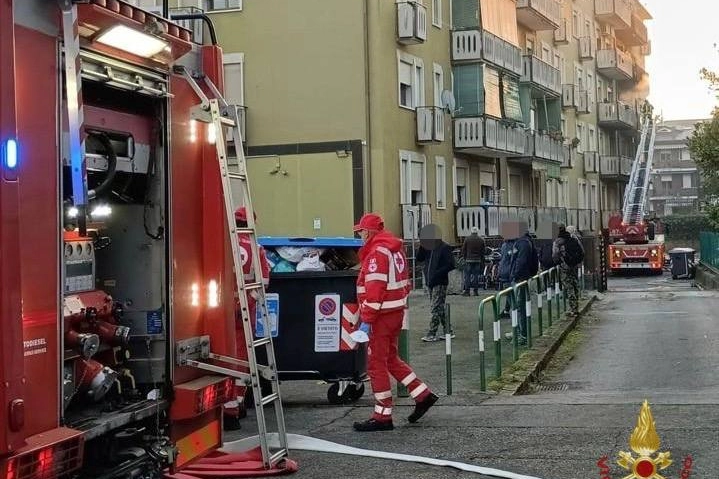 L'interventi die vigili del fuoco nell'incendio di Albignasego (Padova)