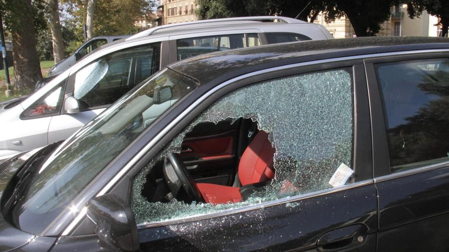 Due persone sono state viste dai residenti danneggiare i vetri delle auto in sosta (Foto di repertorio)
