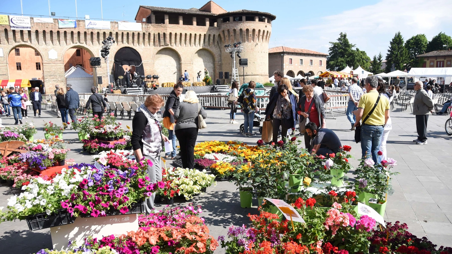 I fiori tornano a colorare il centro  con mercatini, cibo e spettacoli