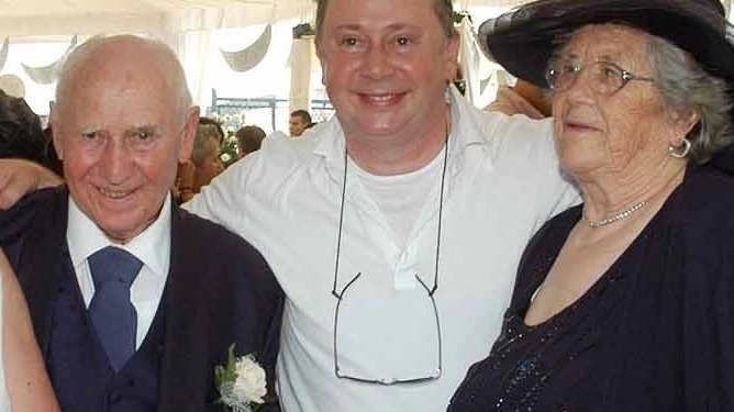 Lele Mora con il papà Arno e la mamma  Almerina Pavan, entrambi deceduti