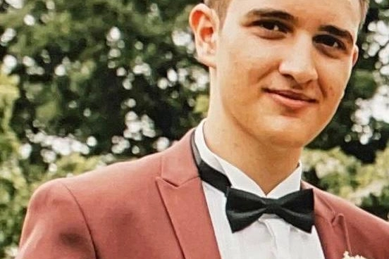 La vittima, Riccardo Bellopede, 18 anni, fotografato durante la festa di nozze
