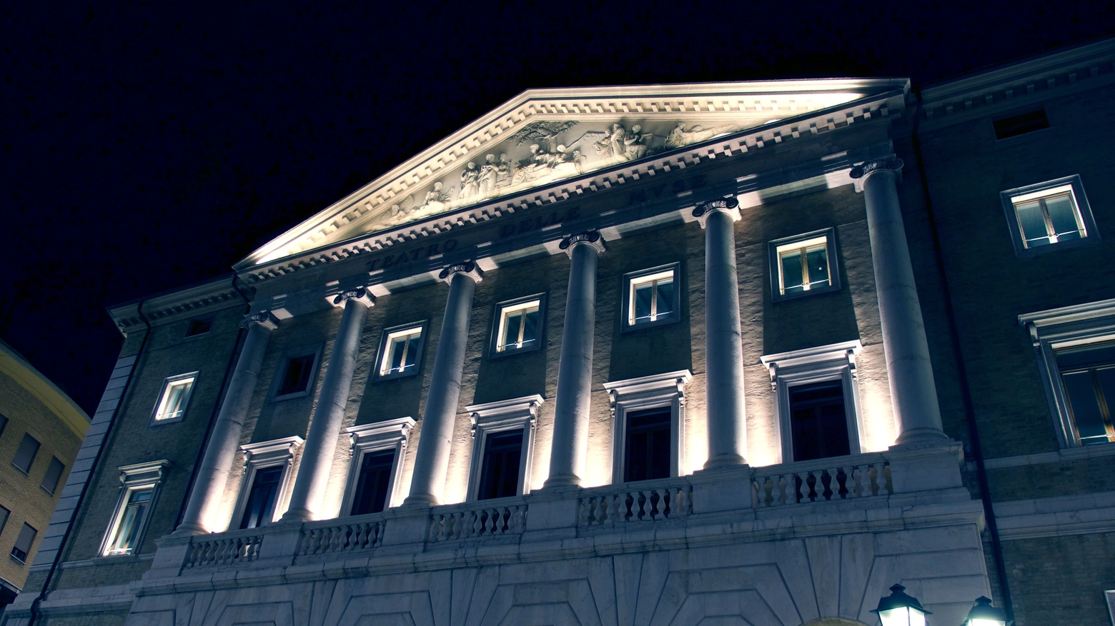 Il teatro delle Muse di Ancona illuminato per #facciamolucesulteatro