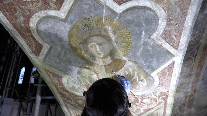 Sono gli affreschi della Cappella di Santa Caterina. Il delicato intervento, promosso dalla Delegazione pontificia, ha ridato luce ai dipinti che erano stati in parte coperti