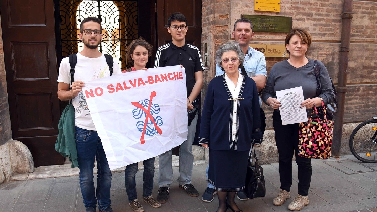 I promotori della manifestazione di sabato riuniti davanti alla sede della Fondazione Carife in via Cairoli