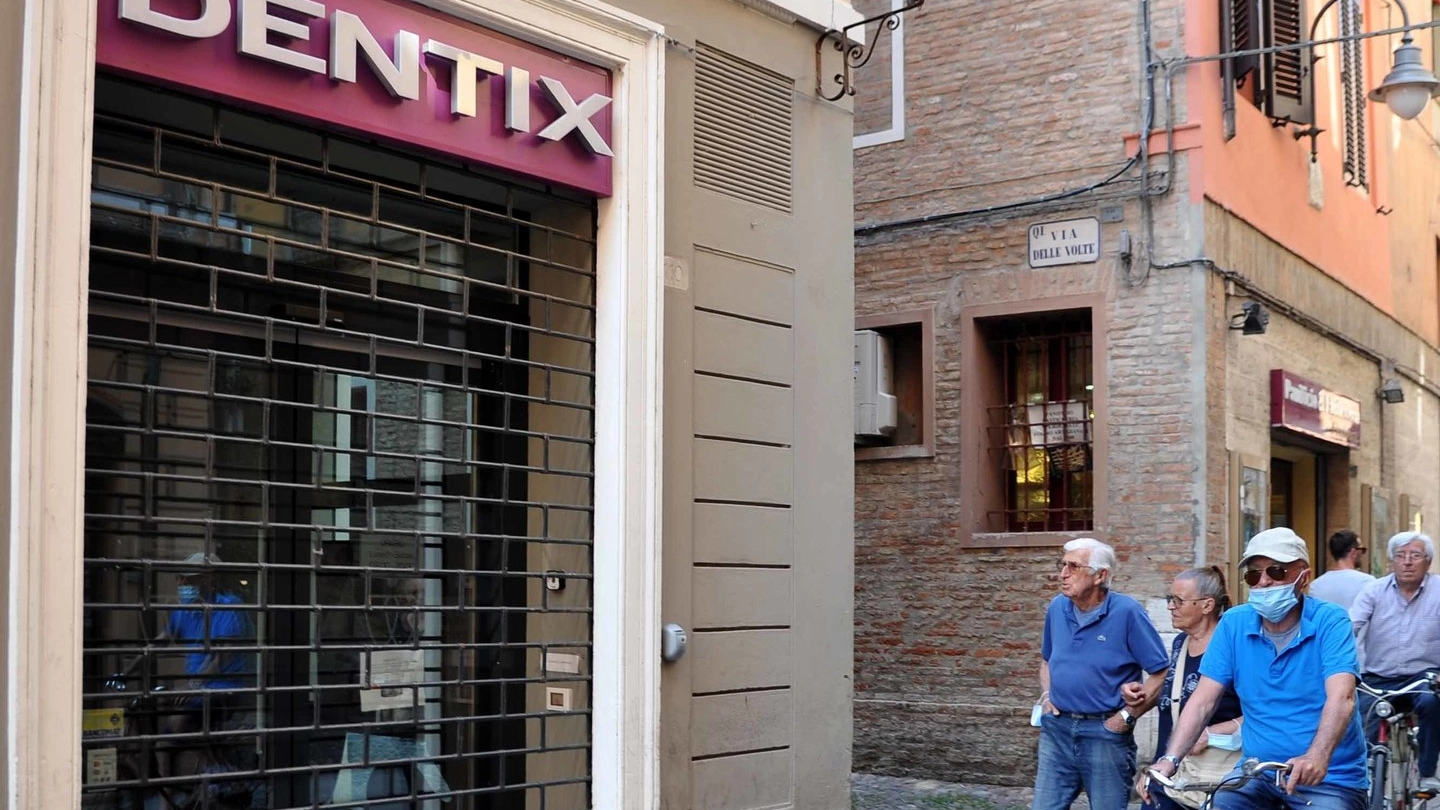 La sede del centro odontoiatrico Dentix di via San Romano, chiusa da febbraio
