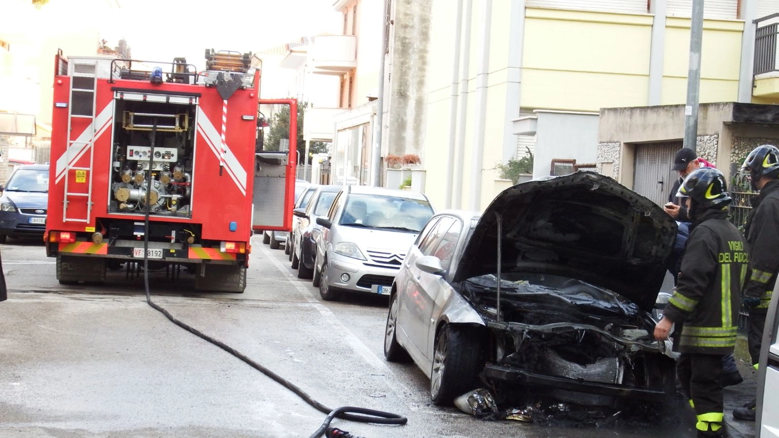 San Benedetto, una delle auto incendiate