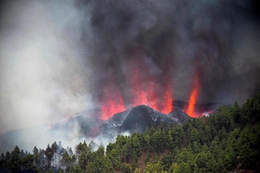 L'eruzione del vulcano La Palma alle Canarie (Ansa)