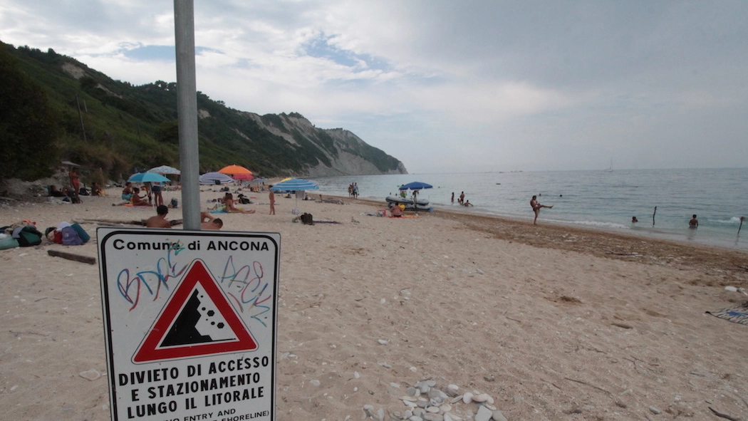 Divieto di accesso e stazionamento lungo il litorale (foto Antic)