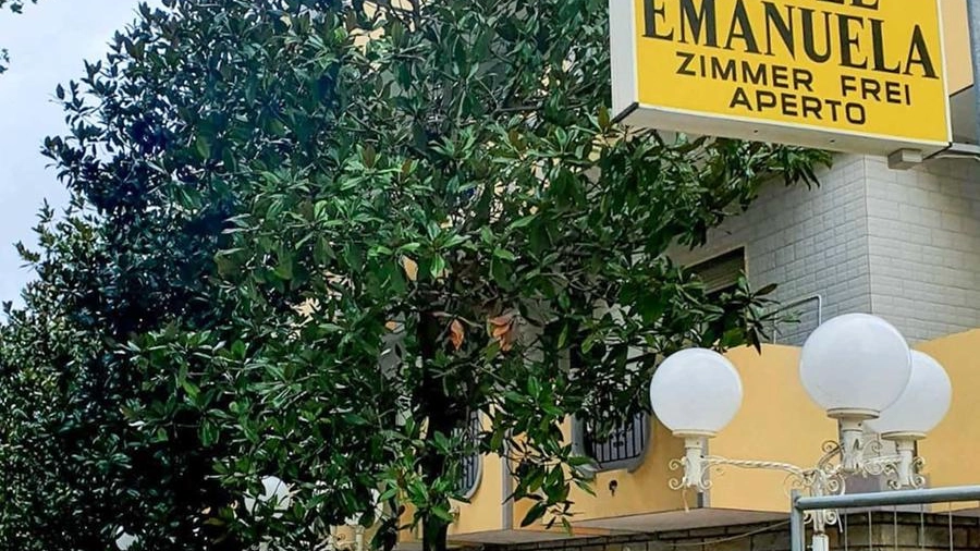 L’hotel Emanuela di Rimini, chiuso da ieri dopo i controlli di Comune e Ausl