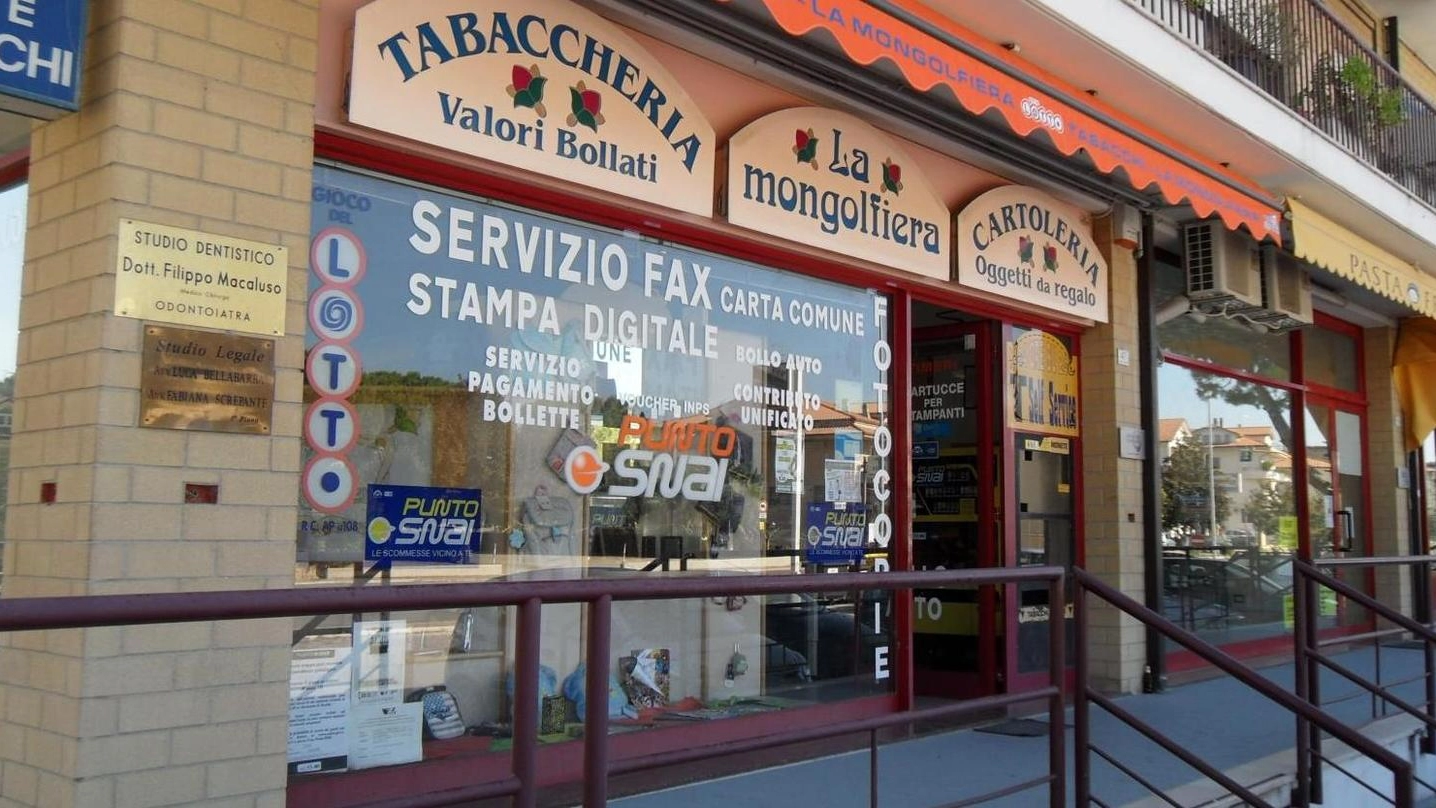 Ponzano di Fermo (Fermo), la tabaccheria ‘La mongolfiera’ a Capparuccia (Foto Carassai)