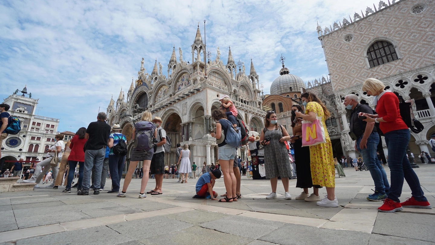 Turisti in piazza San Marco a Venezia (foto d'archivio)