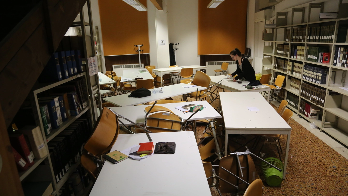 Bologna, la biblioteca di Zamboni 36 subito dopo gli scontri