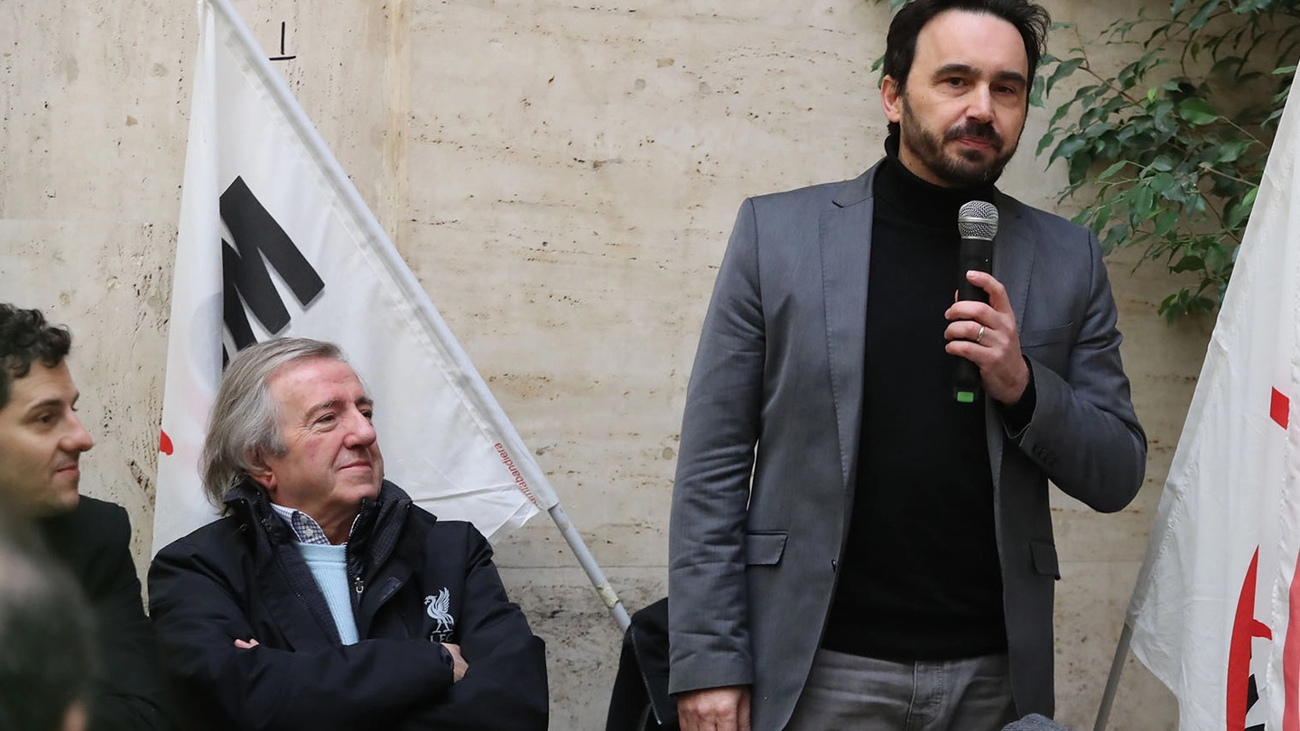 Claudio Frati, al microfono, al fianco di Ezio Roi, ieri alla presentazione delle loro candidature alle Politiche
