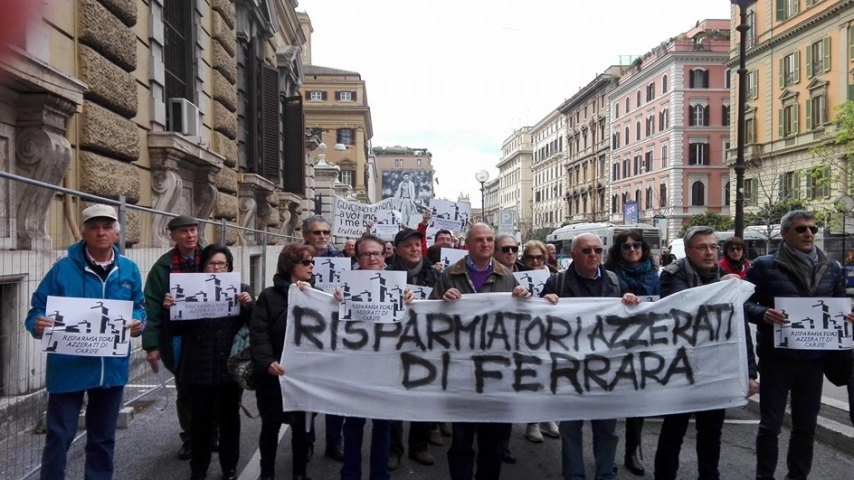 Il gruppo dei ‘Risparmiatori Azzerati’ della Cassa di Risparmio di Ferrara davanti al Ministero dell’Economia