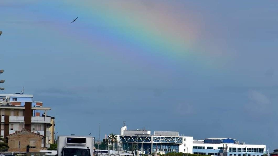 Lo strano arcobaleno fotografato ieri al porto dal fanese Giorgio Falcioni