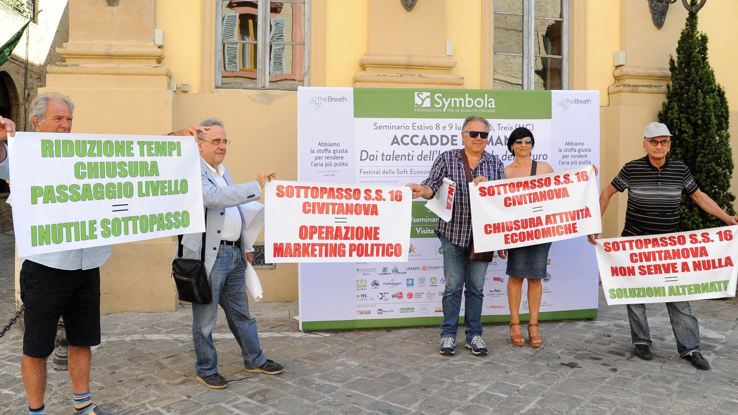 Civitanova, la protesta del comitato 'No sottopass' a Treia (foto Calavita)