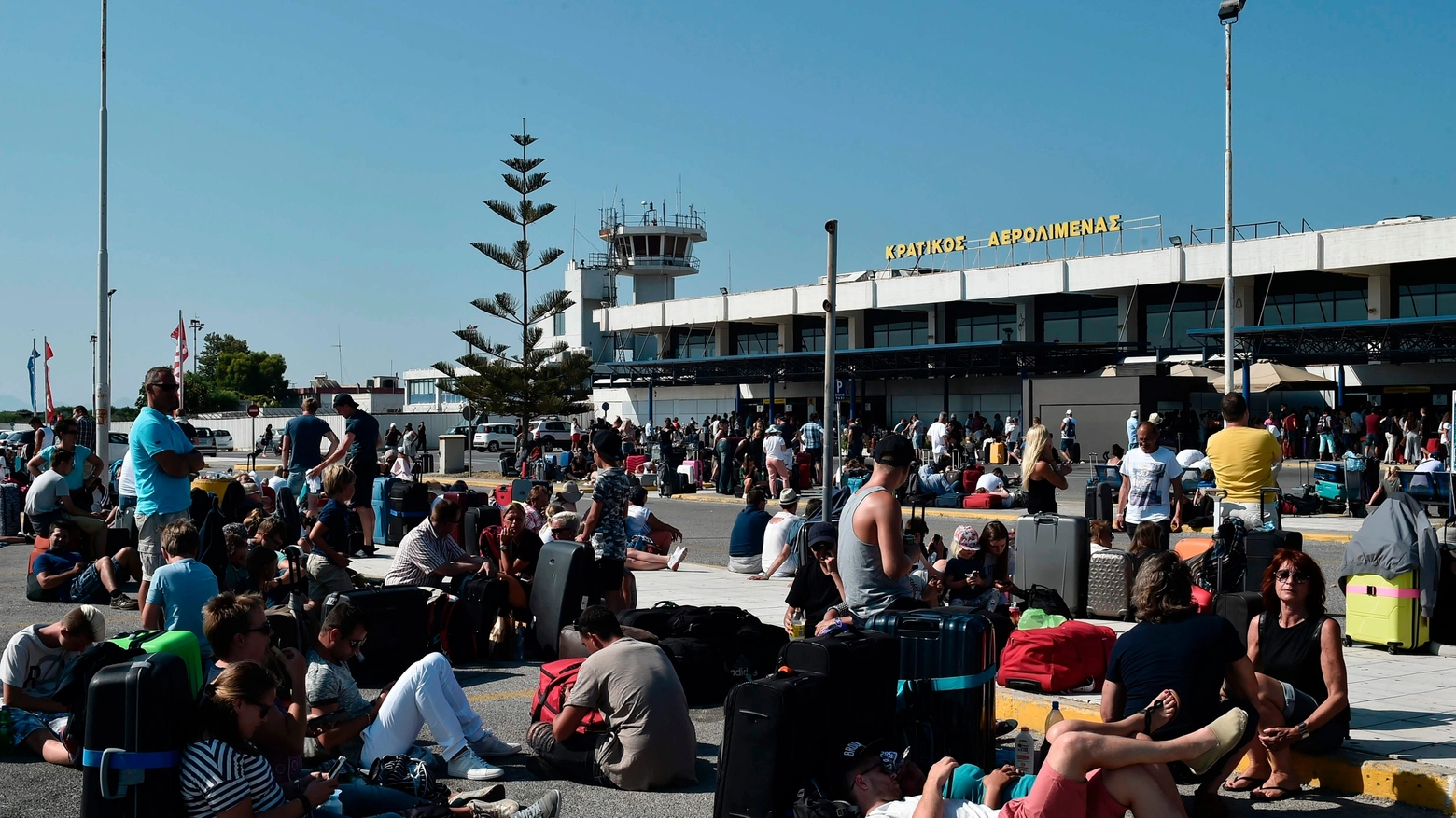 L'aeroporto di Kos con centinaia di turisti in attesa di partire