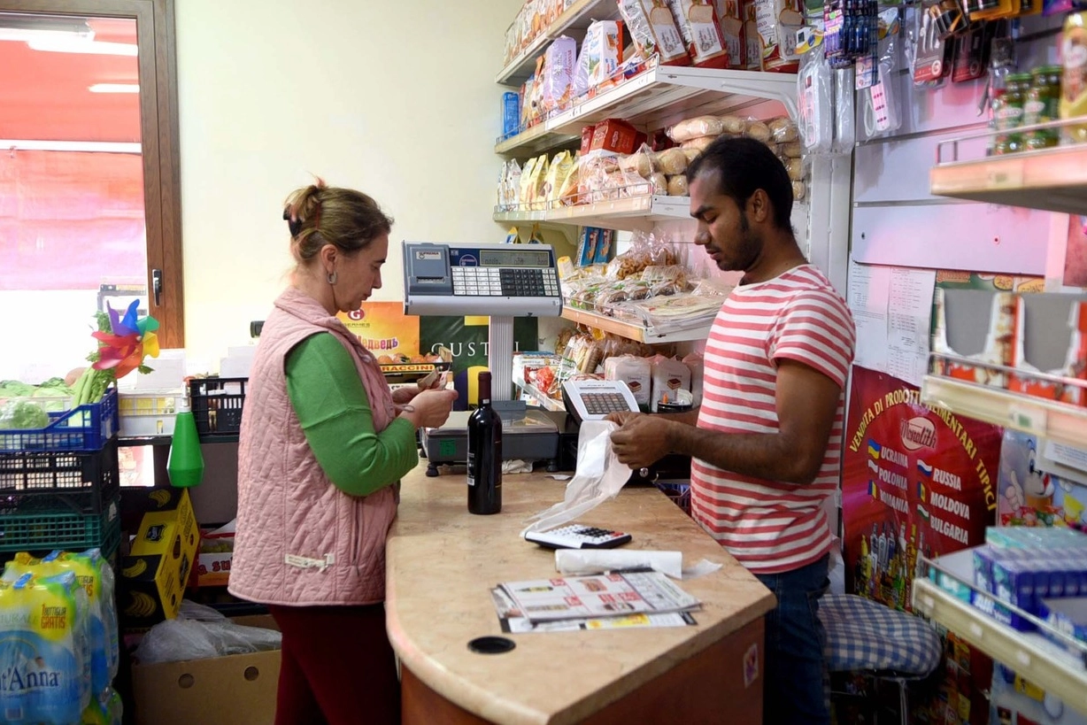 Rasel Bepari al lavoro nel suo negozio, ‘Taj Alimentari’ di via Bologna