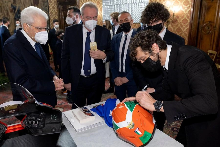 Valentino Rossi firma il casco tricolore donato a Mattarella