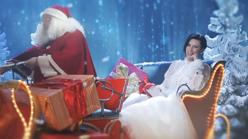 Laura Pausini nel video di "Santa Claus is coming to town", girato a Imola