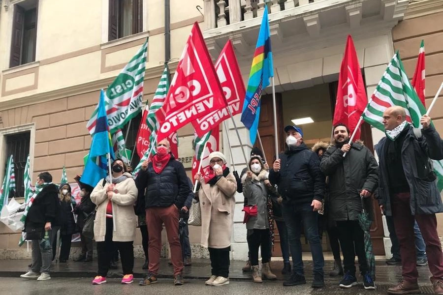 Un presidio di sindacati e lavoratori davanti alla Prefettura