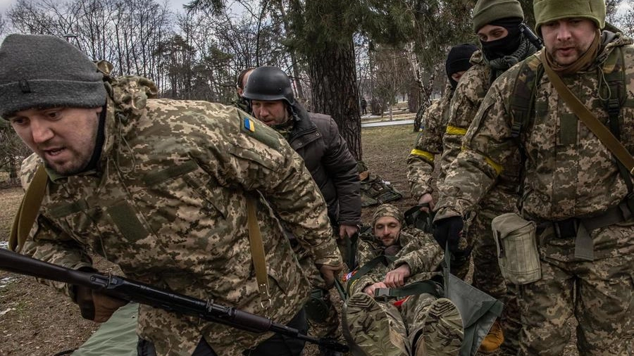 Alcuni militari ucraini si preparano a un’esercitazione a Kiev