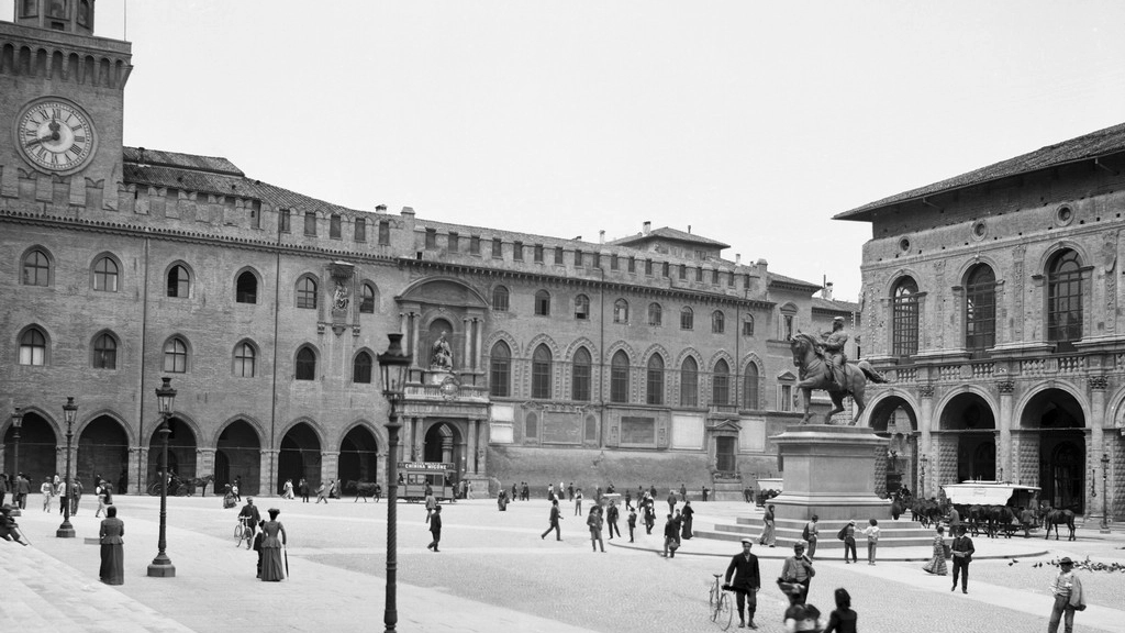 Piazza Maggiore a fine Ottocento, all'epoca Piazza Vittorio Emanuele - Foto Studio Camera