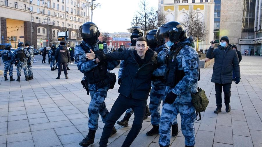 Arresti seriali nelle manifestazioni di piazza contro l’invasione dell’Ucraina (Ansa)